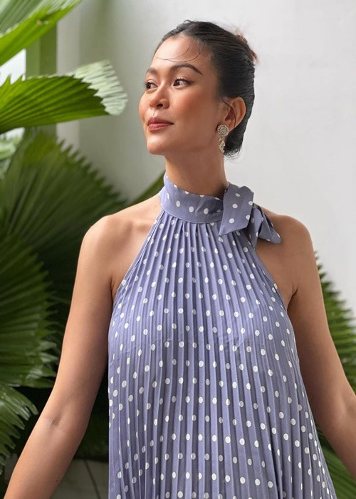 Mang bầu, người đẹp luôn có bạn trai ở bên chăm sóc.