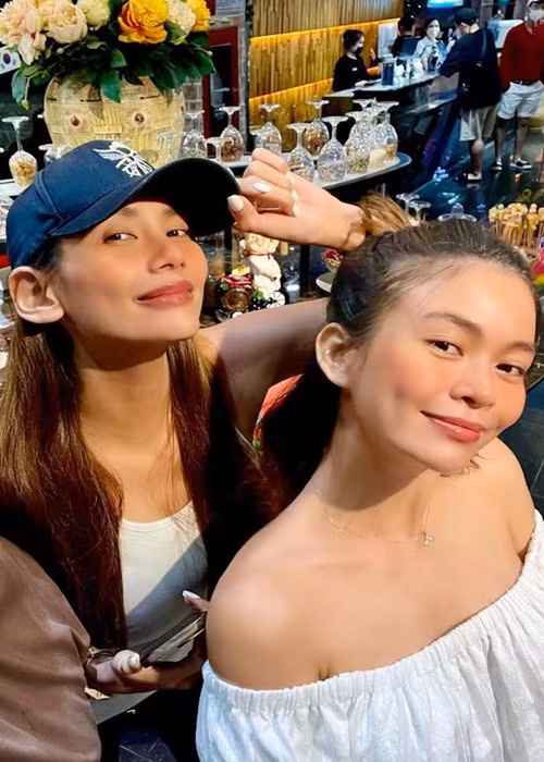 Mâu Thủy không khỏi hồi hộp và bỡ ngỡ trong lần đầu thực hiện thiên chức làm mẹ.