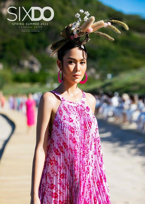 Nàng á hậu catwalk khi mang bầu 5 tháng.