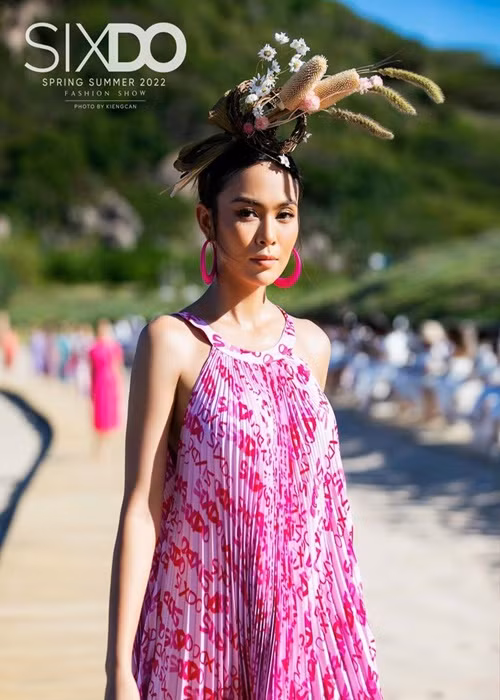 Nàng á hậu catwalk khi mang bầu 5 tháng.