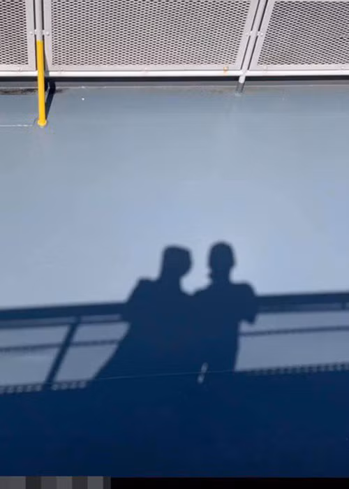 Người đẹp phủ nhận bạn trai là đại gia. “Anh ấy không có khả năng mua và chi trả những món có giá trị cao và xa xỉ. Anh ấy sẽ quan sát tôi thiếu gì, anh ấy sẽ mua cái đó. Ví dụ tôi muốn học bơi nhưng không biết nên mua những dụng cụ gì, anh ấy sẽ là người đi mua”, cô chia sẻ.