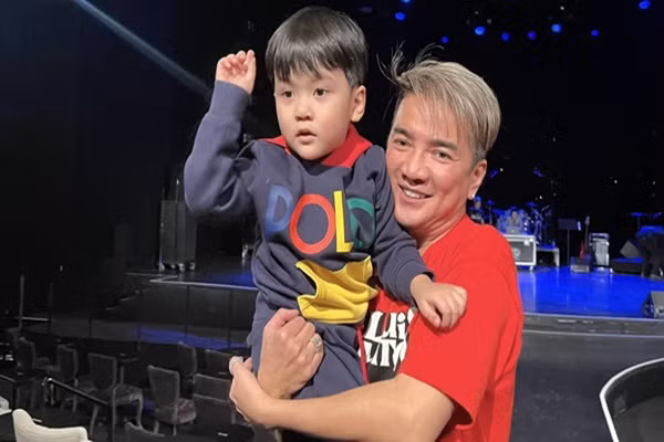 Dam Vinh Hung mong con trai dung thue nguoi cham soc minh luc gia