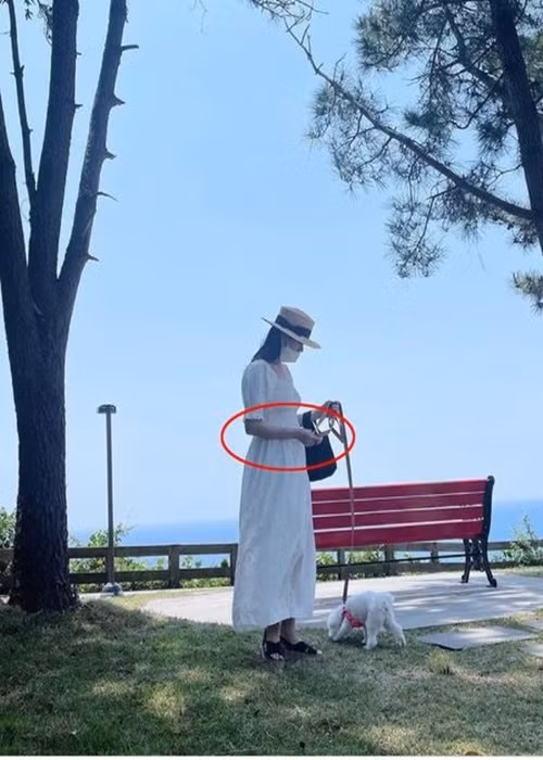 Cuối tháng 6/2022, Son Ye Jin công khai thông tin bầu bí. Cô dừng đóng phim nhưng vẫn nhận lời mời tham gia các buổi quảng bá sản phẩm và chụp ảnh tạp chí. Ảnh: Dân Trí