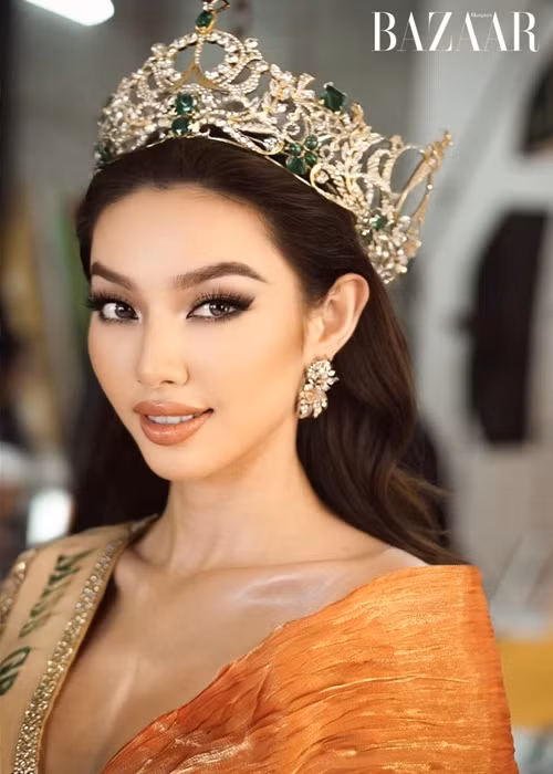 Ngô Mạnh Đông Đông chính là người thiết kế 70 bộ trang sức cho Nguyễn Thúc Thùy Tiên khi lên đường đi dự thi Miss Grand International 2021- Hoa hậu Hòa bình Quốc tế 2022. Ảnh: Ảnh: Bazaarvietnam