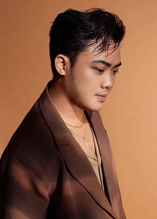 Trên Thể thao văn hóa, Ngô Mạnh Đông Đông cho biết thêm, anh làm việc với phía Miss Earth Vietnam thông qua stylist Trần Đạt. Tuy nhiên, ban tổ chức vẫn chưa tiến hành thanh toán chi phí làm trang phục dân tộc cho stylist Trần Đạt, dẫn tới việc Ngô Mạnh Đông Đông cùng những người trong ê-kíp vẫn chưa nhận được lương. Ảnh: FBNV