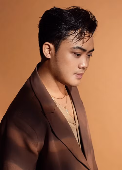 Trên Thể thao văn hóa, Ngô Mạnh Đông Đông cho biết thêm, anh làm việc với phía Miss Earth Vietnam thông qua stylist Trần Đạt. Tuy nhiên, ban tổ chức vẫn chưa tiến hành thanh toán chi phí làm trang phục dân tộc cho stylist Trần Đạt, dẫn tới việc Ngô Mạnh Đông Đông cùng những người trong ê-kíp vẫn chưa nhận được lương. Ảnh: FBNV