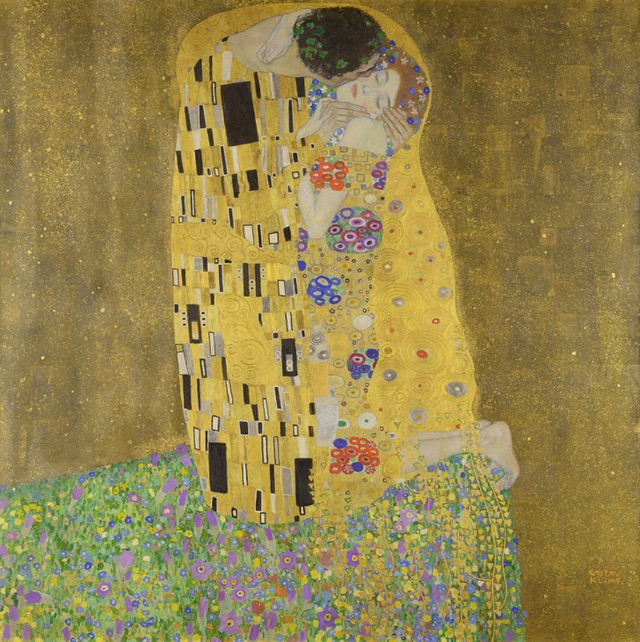 Bức Nụ hôn (The Kiss) của Gustav Klimt: Đây được xem là bức tranh đã cứu vãn con đường nghệ thuật và danh tiếng của họa sĩ Klimt. Trước đó, ông đã thực hiện một loạt tác phẩm gây tranh cãi theo đơn đặt hàng để trưng bày trong sảnh lớn của Đại học Vienna. Công chúng đã rất tức giận khi xem các bức tranh kết hợp giữa hình ảnh khỏa thân và các biểu tượng mang tính triết học trong tranh. Người nghệ sĩ sau đó thậm chí đã phải vay tiền để trả lại khoản đã nhận trước cho Bộ Giáo dục của Vienna. May thay, bức The Kiss ra đời đã đạt được thành công vang dội. Bảo tàng Belvedere của Vienna đã ngưỡng mộ bức tranh đến nỗi họ đã mua nó ngay cả trước khi nó hoàn thành. Mức giá được trả khi ấy tương đương với 185.000 USD hiện nay. Vào thời điểm đó, đây là số tiền cao nhất từng được trả cho một bức tranh.