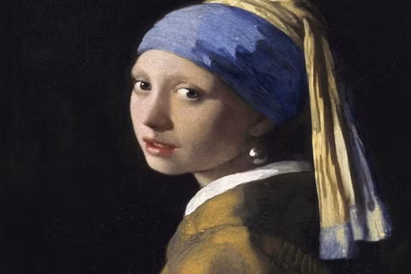 Bức Thiếu nữ đeo bông tai ngọc trai của họa sĩ Johannes Vermeer: Tác phẩm được vẽ vào thế kỷ XVII và có nhiều tên gọi, ví dụ như Chân dung trong trang phục cổ. Bức tranh khổ vừa này là chân dung bán thân của một thiếu nữ bí ẩn - có thể là con gái của Vermeer - người đang đeo hoa tai ngọc trai và đội một chiếc khăn xếp trên đầu.Tuy nhiên, một số nhà nghiên cứu vẫn không chắc liệu chiếc khuyên tai của cô gái trong bức tranh nổi tiếng này có thực sự là một viên ngọc trai hay không. Một trong những vật liệu được nghi ngờ ở đây là kim loại. Hơn nữa, họ thậm chí không thể biết đó có phải là bông tai hay không, vì nó không có móc. Nhưng không chỉ có vậy, vào năm 2018, một nghiên cứu mới đã chỉ ra rằng nền của bức tranh không phải lúc nào cũng có màu đen. Họa sĩ đã vẽ cô gái trước một bức màn màu xanh lá cây.