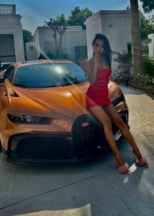 Kiko Chan gây chú ý khi xuất hiện bên siêu xe 133 tỷ đồng của tỷ phú Andrew Tate.