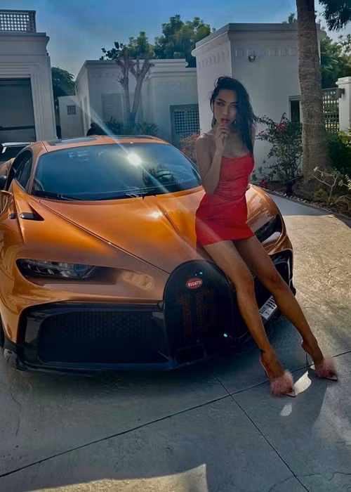 Kiko Chan gây chú ý khi xuất hiện bên siêu xe 133 tỷ đồng của tỷ phú Andrew Tate.