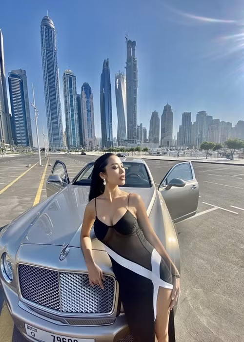 Trên Instagram, Kiko Chan liên tục đăng tải hình ảnh bên xe sang.