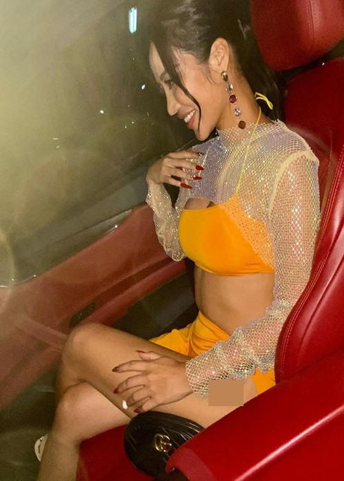 Chân dài tham gia các bữa tiệc của Andrew Tate.