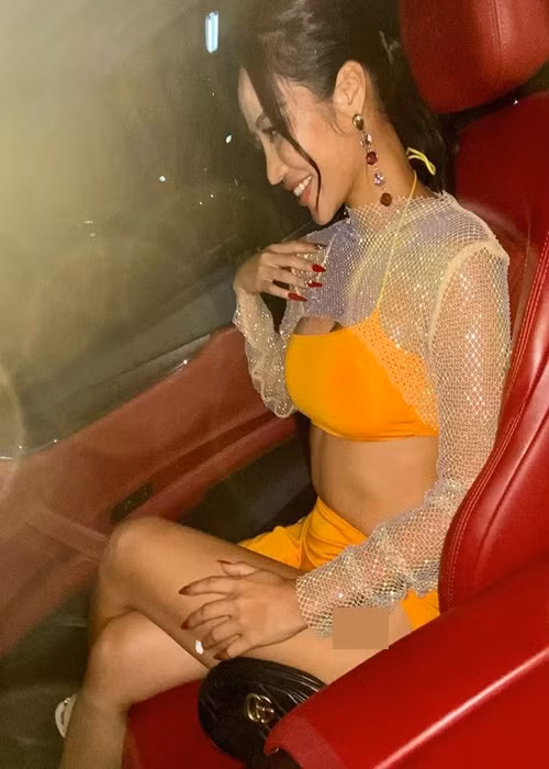 Chân dài tham gia các bữa tiệc của Andrew Tate.