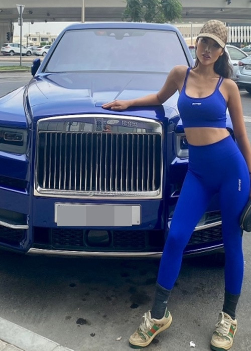 Chân dài ăn mặc cùng tông màu với siêu xe.