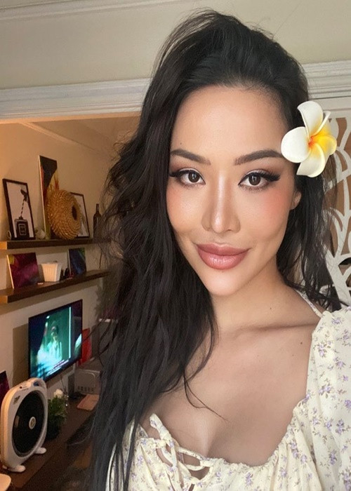 Kiko Chan tên thật là Trần Thị Thu Trang. Cô sinh năm 1990 tại Nam Định. Kiko có 7 năm làm tiếp viên hàng không. Từ bỏ công việc tiếp viên hàng không, cô tự học catwalk, diễn xuất và thanh nhạc. Tháng 11/2017, Kiko đoạt danh hiệu á hậu 4 cuộc thi Miss Lumiere International World 2017 - Hoa hậu Thế giới tỏa sáng 2017. Tháng 8/2022, cô được TC Candler – chuyên trang sắc đẹp uy tín thế giới bình chọn vào top 100 gương mặt đẹp nhất thế giới.