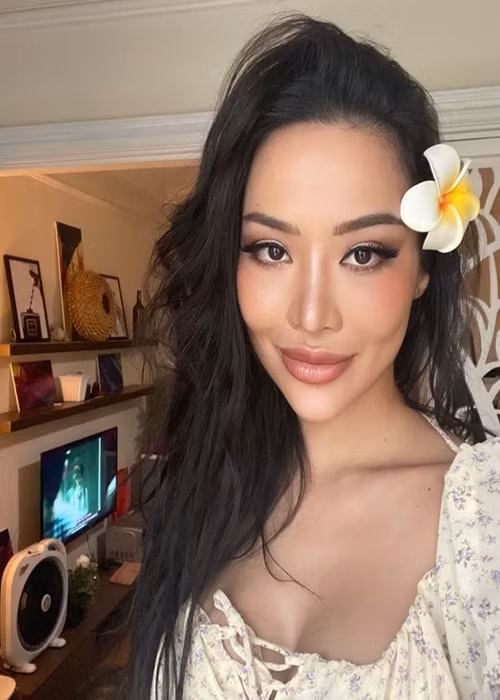 Kiko Chan tên thật là Trần Thị Thu Trang. Cô sinh năm 1990 tại Nam Định. Kiko có 7 năm làm tiếp viên hàng không. Từ bỏ công việc tiếp viên hàng không, cô tự học catwalk, diễn xuất và thanh nhạc. Tháng 11/2017, Kiko đoạt danh hiệu á hậu 4 cuộc thi Miss Lumiere International World 2017 - Hoa hậu Thế giới tỏa sáng 2017. Tháng 8/2022, cô được TC Candler – chuyên trang sắc đẹp uy tín thế giới bình chọn vào top 100 gương mặt đẹp nhất thế giới.