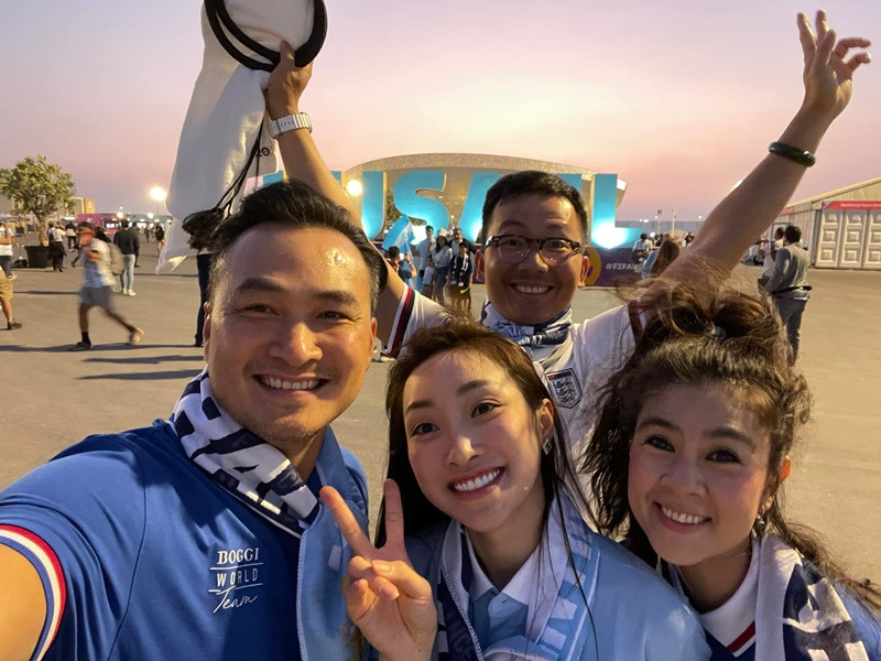 Vợ chồng Chi Bảo cùng Kim Thư cũng đến Qatar cổ vũ Argentina và Pháp. Trong khi Chi Bảo ủng hộ Pháp, vợ của anh lại cổ vũ Argentina vì Messi giàu có, yêu chiều vợ con.