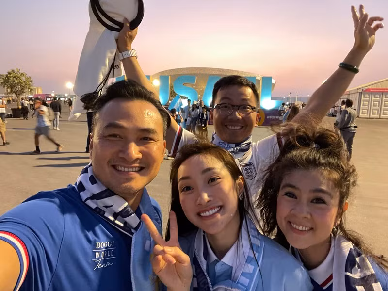 Vợ chồng Chi Bảo cùng Kim Thư cũng đến Qatar cổ vũ Argentina và Pháp. Trong khi Chi Bảo ủng hộ Pháp, vợ của anh lại cổ vũ Argentina vì Messi giàu có, yêu chiều vợ con.