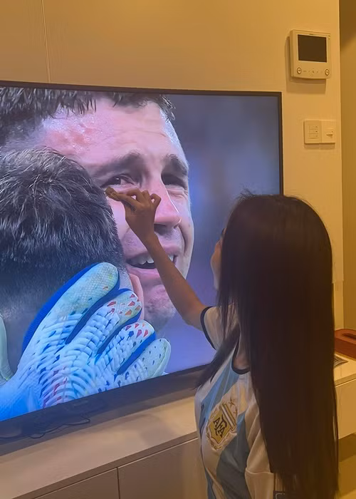 Thùy Tiên chúc mừng Messi và đồng đội vô địch World Cup 2022. “Muốn chấm nước mắt cho anh Messi mà kiếm ảnh chấm không kịp”, nàng hậu còn bày tỏ.