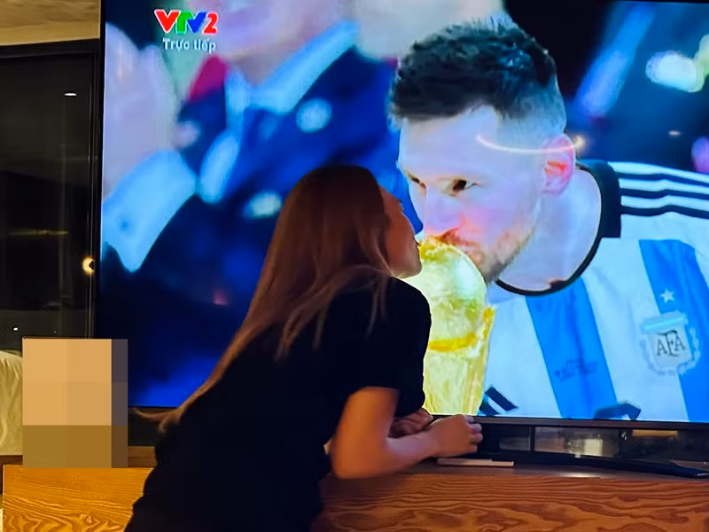 Mỹ Tâm "hôn" cúp cùng Messi đồng thời bày tỏ: "Messi mãi đỉnh! Chúc mừng Argentina".