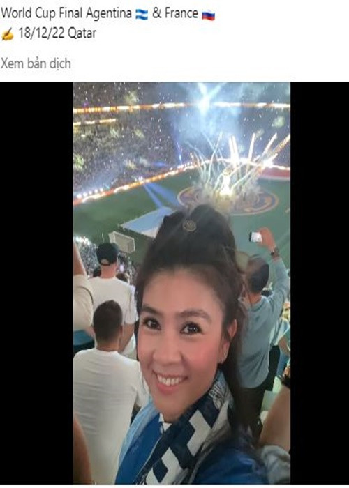 Kim Thư hào hứng xem trận chung kết đầy kịch tính.