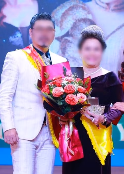 Mới đây, theo Vietnamnet, tại sự kiện Gala chung kết Du lịch &amp; tài năng kỷ lục châu Á – Doanh nghiệp thương hiệu vàng Đất Việt – Doanh nhân tiêu biểu Việt Nam, bà Tống Thu Ngân được vinh danh với hàng loạt danh hiệu: Đại sứ quyền năng tâm tài đức Việt Nam 2022; Đại sứ trọn đời, chủ tịch hội đồng kỷ luật cấp cao Liên minh các nhà thơ thế giới; Phó chủ tịch liên minh những người bảo vệ các nhà thơ thế giới; Chủ nhiệm nhiều CLB thơ trên thế giới và Việt Nam. Sự kiện do Công ty Cổ phần Hằng Holy Group tổ chức. Ảnh: Vietnamnet