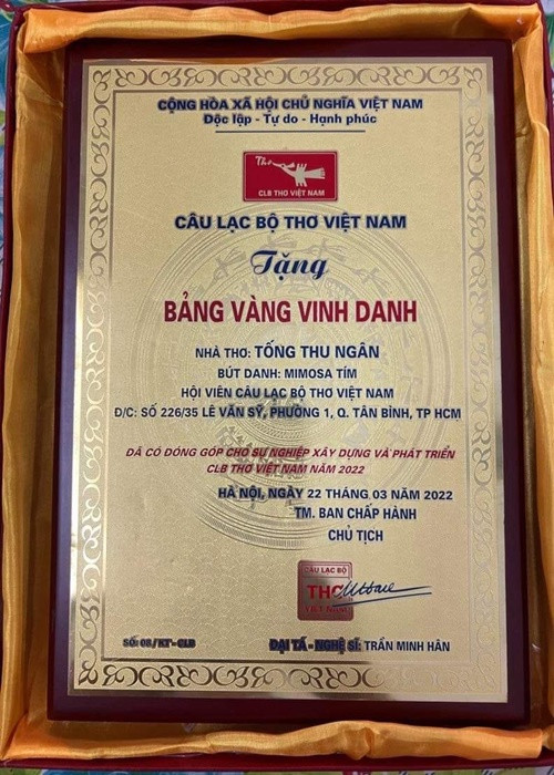 Bà Ngân khoe bảng vàng vinh danh của câu lạc bộ thơ Việt Nam ngày 22/3/2022. Ảnh: FBNV