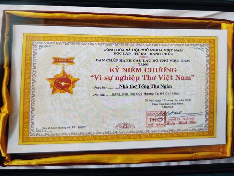 Giữa ồn ào, bà Ngân chia sẻ một số hình ảnh bằng khen, kỷ niệm chương. Ảnh: FBNV