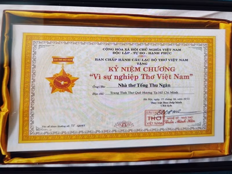 Giữa ồn ào, bà Ngân chia sẻ một số hình ảnh bằng khen, kỷ niệm chương. Ảnh: FBNV