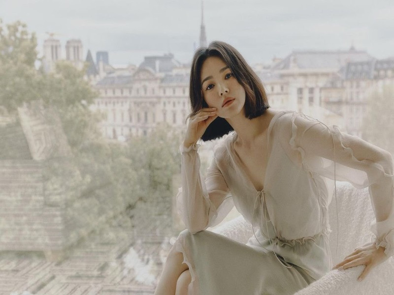 Năm 30 tuổi, Song Hye Kyo đi gửi trứng. Nữ diễn viên cho biết tiến bộ của y học đã giúp phụ nữ chủ động hơn trong cuộc sống. Vì thế, cô tận dụng công nghệ tiên tiến này để vừa có thể chăm lo cho sự nghiệp, vừa hoàn thành thiên chức làm mẹ trong tương lai gần. Ảnh: Fanpage