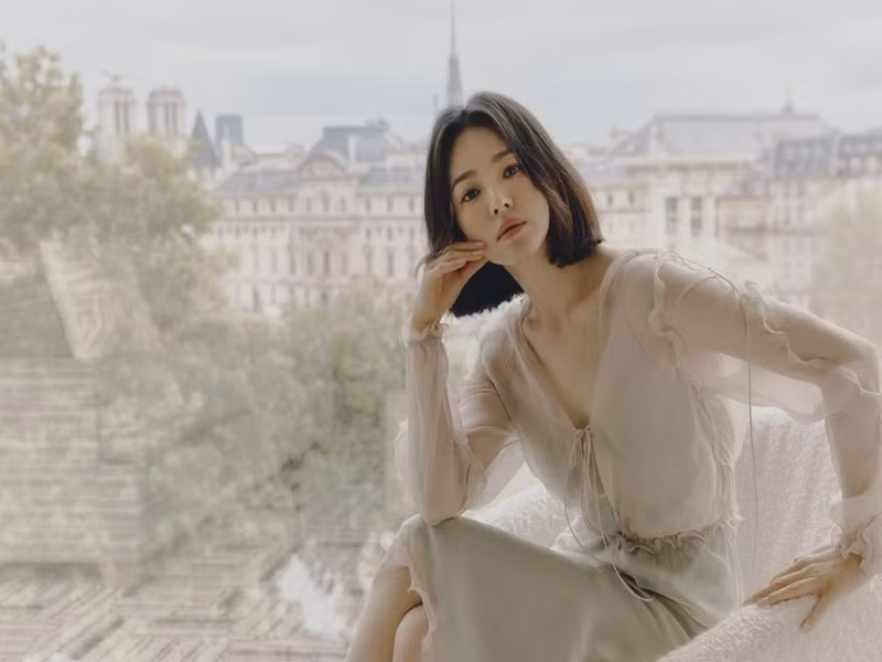 Năm 30 tuổi, Song Hye Kyo đi gửi trứng. Nữ diễn viên cho biết tiến bộ của y học đã giúp phụ nữ chủ động hơn trong cuộc sống. Vì thế, cô tận dụng công nghệ tiên tiến này để vừa có thể chăm lo cho sự nghiệp, vừa hoàn thành thiên chức làm mẹ trong tương lai gần. Ảnh: Fanpage