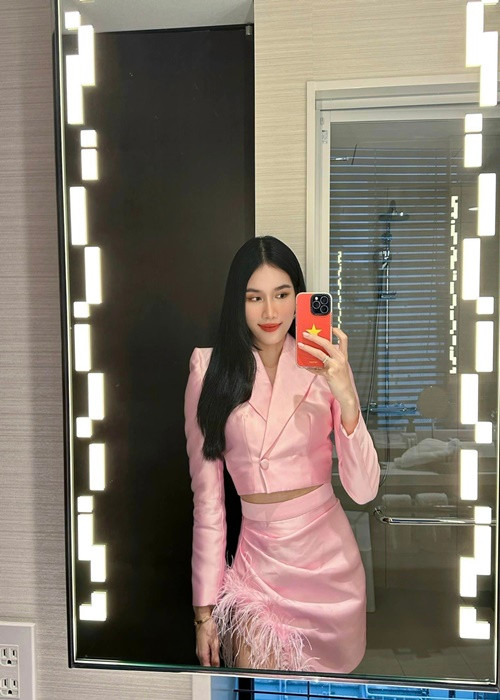 Từ khi nhập cuộc, Phương Anh gây ấn tượng bởi gu thời trang ngọt ngào, thanh lịch. Ảnh: FBNV