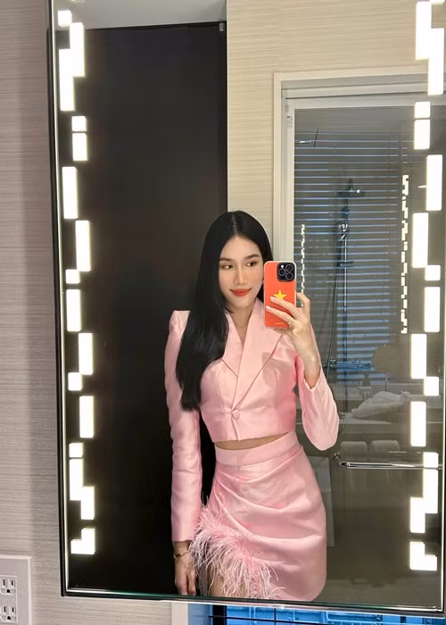 Từ khi nhập cuộc, Phương Anh gây ấn tượng bởi gu thời trang ngọt ngào, thanh lịch. Ảnh: FBNV