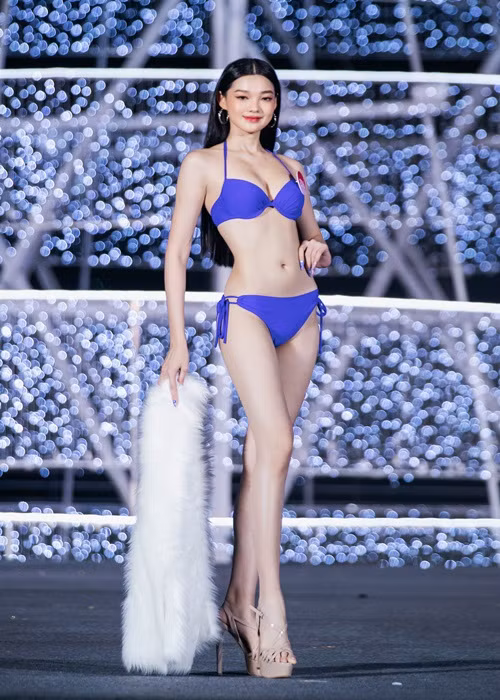 Bé Quyên chinh phục ban giám khảo bởi vẻ đẹp trong sáng và body gợi cảm “hết nước chấm”.