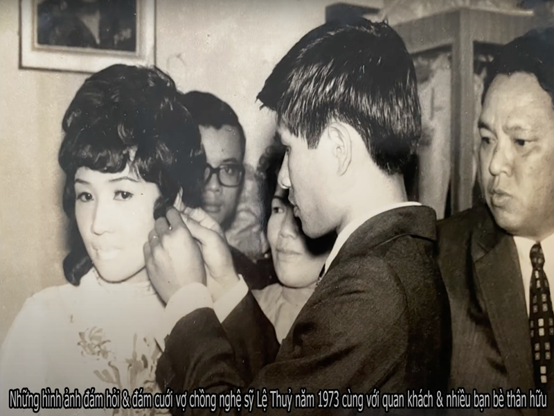 Năm 25 tuổi, nghệ sĩ Lệ Thủy kết hôn với ông Dương Đình Trúc. Chồng là mối tình đầu của bà. Nữ nghệ sĩ từng cho biết để cưới được mình làm vợ, ông xã bà phải đồng ý với “giao kèo” vẫn đi hát của bà. Ảnh: Lao động