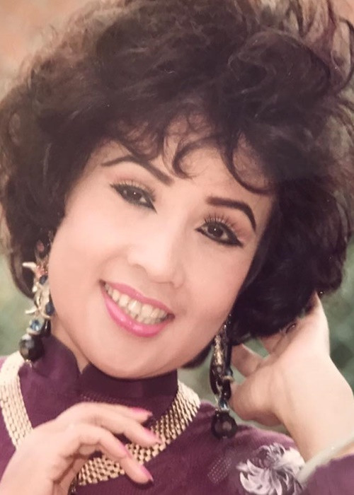 Nghệ sĩ Lệ Thủy sinh năm 1948, trong một gia đình có hoàn cảnh khó khăn. Theo Lao động, 10 tuổi, bà sớm theo bố mẹ lên TP HCM kiếm sống và xin làm việc ở gánh Trâm Vàng (Đồng Nai). Ảnh: FBNV