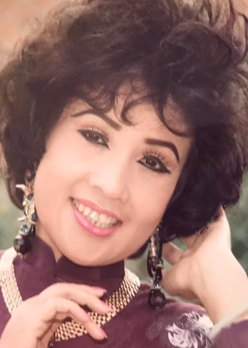 Nghệ sĩ Lệ Thủy sinh năm 1948, trong một gia đình có hoàn cảnh khó khăn. Theo Lao động, 10 tuổi, bà sớm theo bố mẹ lên TP HCM kiếm sống và xin làm việc ở gánh Trâm Vàng (Đồng Nai). Ảnh: FBNV