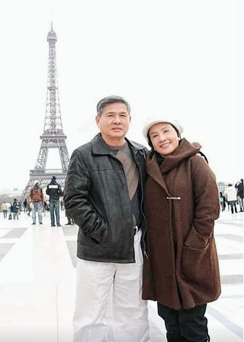 Nghệ sĩ Lệ Thủy chia sẻ, bà chưa bao giờ đặt tâm thế mình là một người nghệ sĩ khi làm vợ, làm mẹ. Mỗi khi về nhà, bà bỏ hết ánh hào quang để chăm sóc chồng con. Ảnh: Vietnamnet