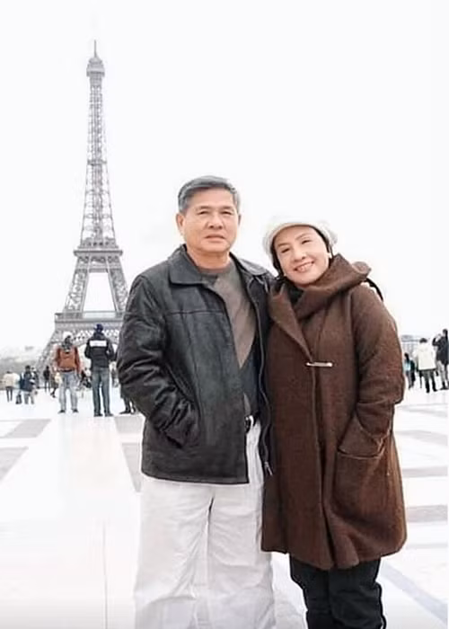 Nghệ sĩ Lệ Thủy chia sẻ, bà chưa bao giờ đặt tâm thế mình là một người nghệ sĩ khi làm vợ, làm mẹ. Mỗi khi về nhà, bà bỏ hết ánh hào quang để chăm sóc chồng con. Ảnh: Vietnamnet