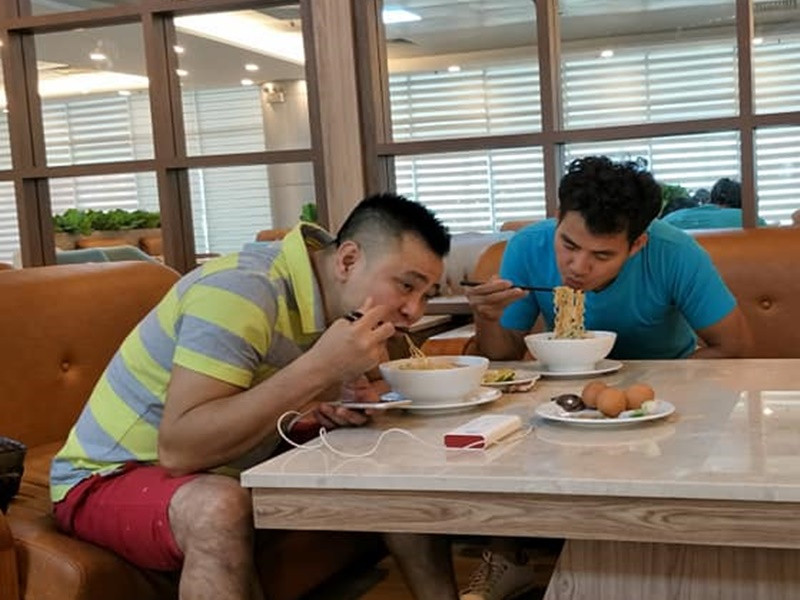 Đôi bạn gắn bó với nhau cả về sự nghiệp lẫn cuộc sống.