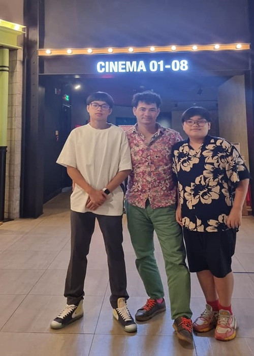 "Nam Tào" Xuân Bắc mặc giản dị đưa hai con trai đi xem phim.