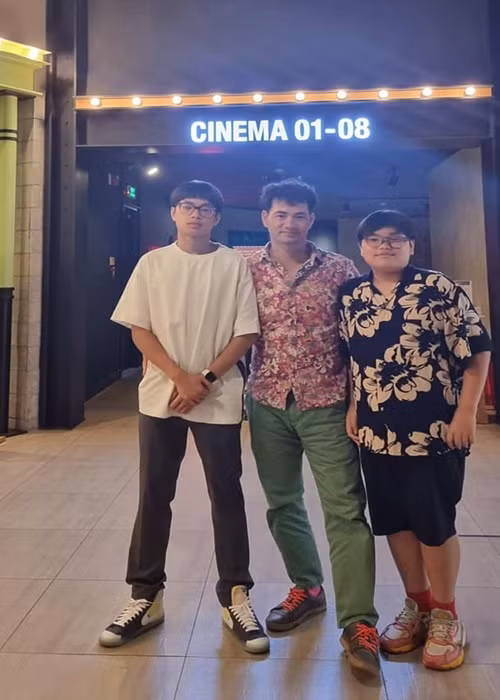 "Nam Tào" Xuân Bắc mặc giản dị đưa hai con trai đi xem phim.