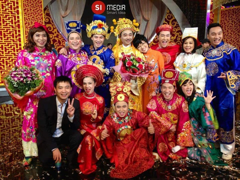 Sau mỗi buổi ghi hình Táo Quân, Xuân Bắc cùng các đồng nghiệp chụp ảnh kỷ niệm.