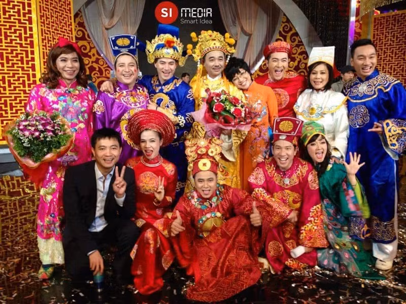 Sau mỗi buổi ghi hình Táo Quân, Xuân Bắc cùng các đồng nghiệp chụp ảnh kỷ niệm.