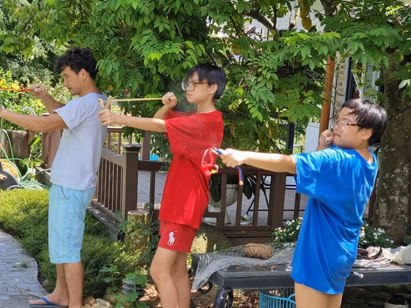 Dù bận rộn, Xuân Bắc vẫn dành thời gian chơi đùa cùng hai cậu quý tử.