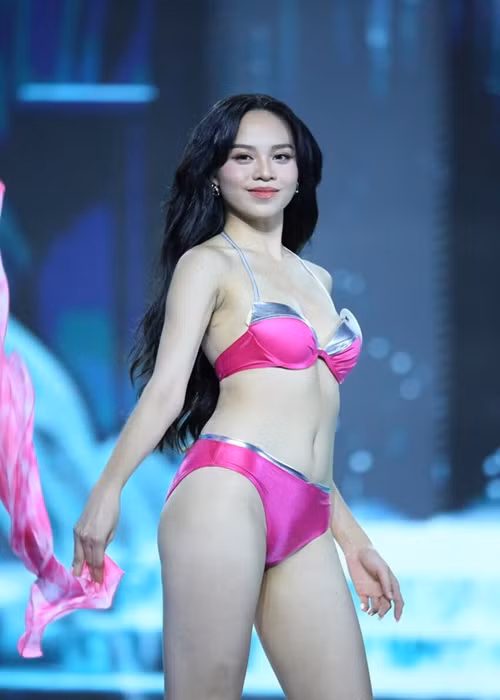 Tân Hoa hậu khoe vóc dáng nóng bỏng ở phần thi áo tắm.