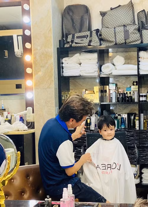 Có lúc vì quá nhớ con khi lưu diễn ở Mỹ, "ông hoàng nhạc Việt" quyết định đổi vé máy bay về sớm.