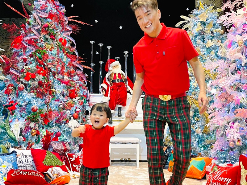 "Dạ có, dạ thưa, xin lỗi, cảm ơn là điều phải biết; khoanh tay, cúi đầu bắt buộc phải có", Mr Đàm chia sẻ.