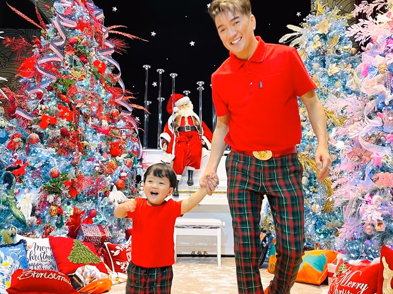 "Dạ có, dạ thưa, xin lỗi, cảm ơn là điều phải biết; khoanh tay, cúi đầu bắt buộc phải có", Mr Đàm chia sẻ.