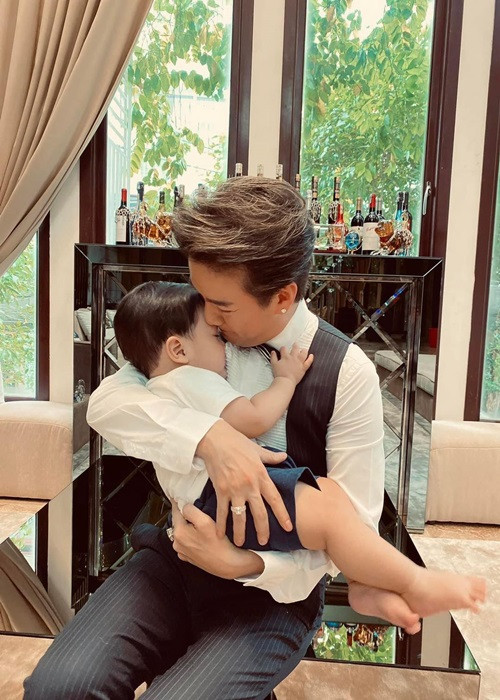 Nam ca sĩ phải mang đồ của con trai để "hít hà" mỗi khi đi lưu diễn.